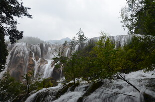 山间瀑布与葱郁绿植景观