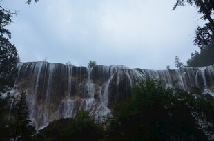 壮观瀑布下的自然美景