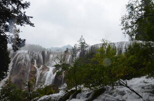 雪覆山林瀑布景观