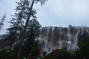 壮观瀑布与周边树木景观