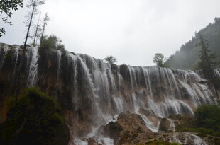 山间云雾缭绕的壮美瀑布