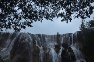 壮观瀑布下的自然景致