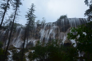 山间壮观瀑布景观