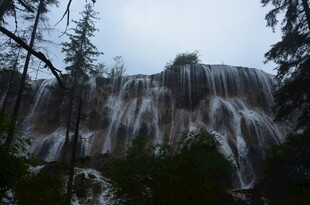 壮观森林瀑布景观