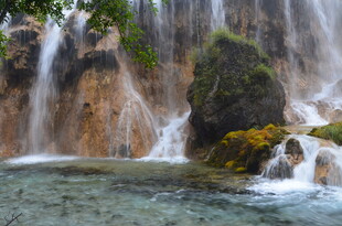 秀丽壮观的自然瀑布景观
