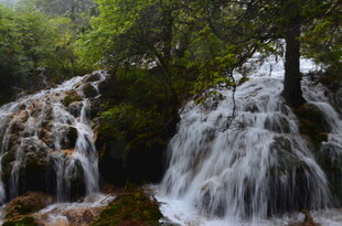 山间瀑布流水美景
