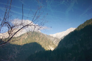 山间美景 蓝天映衬雪岭