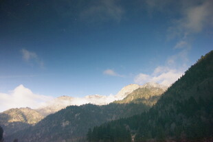 壮丽山景与蓝天