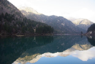 宁静山水湖景倒影如画
