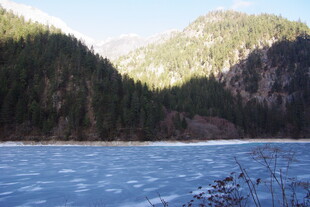 山间冰封湖泊秀丽景致