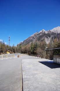 雪山下的开阔场地