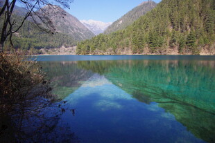 山间碧绿澄澈的宁静湖水