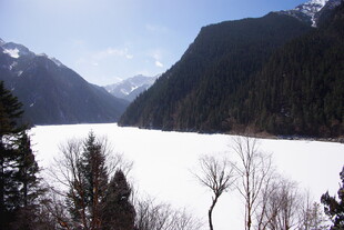 冬日雪山湖泊静谧美景