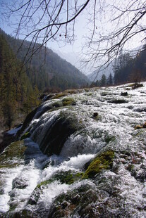 山间溪流奔腾的自然美景