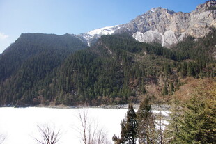 雪山下的冰封湖泊景观
