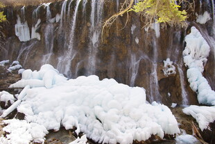 冬日瀑布覆雪美景