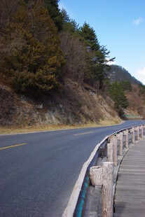 山间蜿蜒公路风景