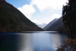 宁静山水湖景风光图