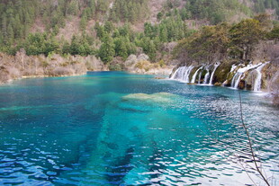 蓝绿色清澈湖水与瀑布景观