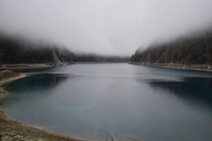 雾中静谧湖泊美景