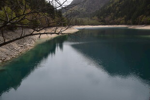 静谧幽蓝的山间湖泊
