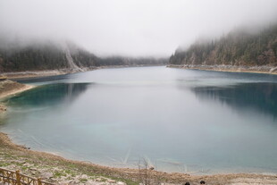 静谧蓝湖 云雾环绕之景