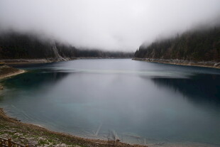 宁静湖泊的自然美景