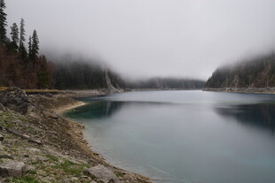 雾霭中的静谧湖泊风光