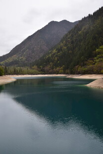 山间幽蓝湖泊美景