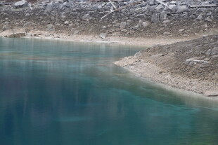 清澈蓝湖与岸边景致