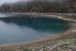 宁静蓝湖岸边景致