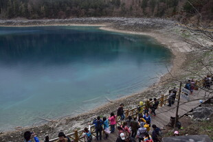 湖畔人群聚集赏景