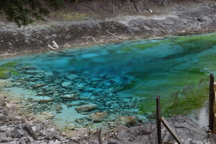 清澈蓝绿相间的山间水潭