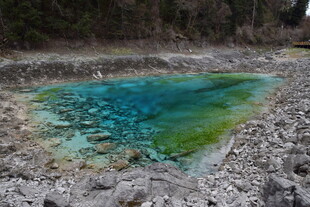 蓝绿相间的美丽自然水池