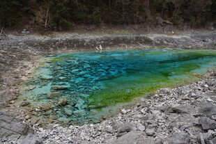 蓝绿色清澈小池景观
