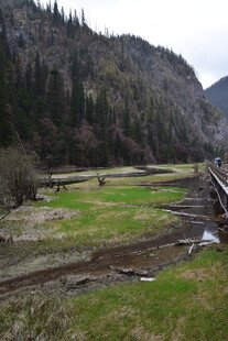 山间开阔草地与铁道景观