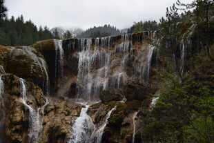 山间瀑布美景图