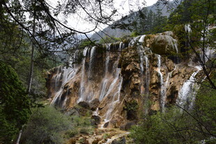 山间壮丽瀑布景观