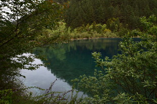 幽美山林间的静谧湖水