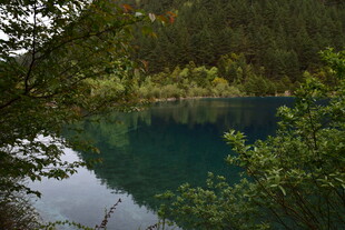 山间幽蓝湖水风景