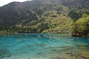 梦幻蓝湖 青山环绕之景