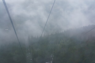 云雾缭绕的山林缆车景象