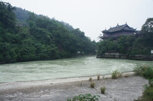 河畔古建 自然美景如画