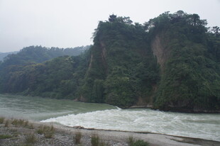 山间湍急河流与葱郁峭壁