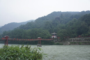 江边古桥与青山景色