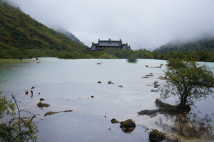 湖畔古建 云雾缭绕之景