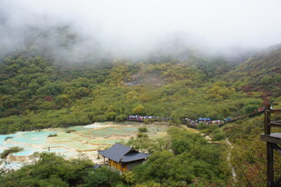 山间云雾缭绕的静谧景致