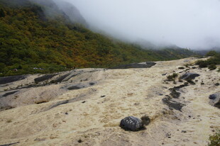 山间云雾缭绕的泥泞河谷