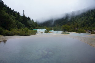 云雾缭绕的山间静谧湖泊