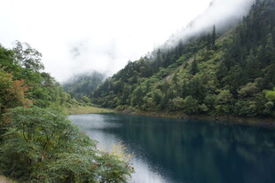 山间幽湖映翠景